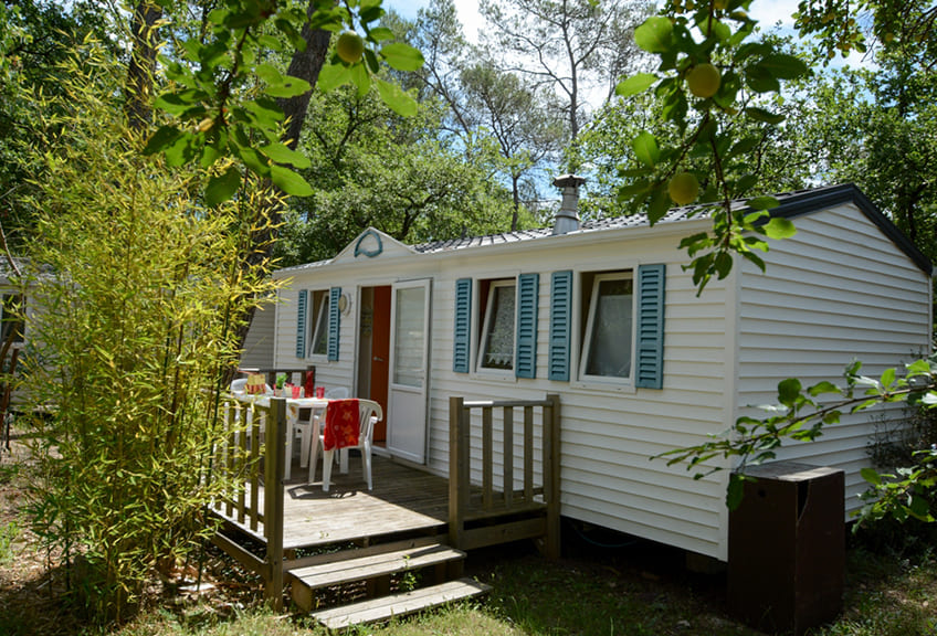 Location de mobil-home en Provence-Alpes-Côte d’Azur au camping le Parc, mobil-home Standard et sa terrasse extérieure au cœur d'un domaine boisé de 3,5 hectares