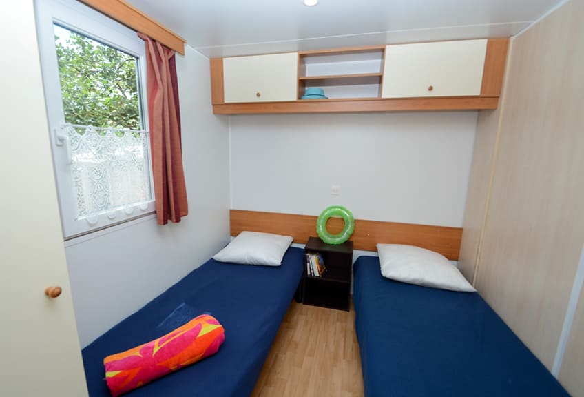 Chambre du mobil-home Standard. Location de mobil-home en Provence-Alpes-Côte d’Azur au camping le Parc dans le Var