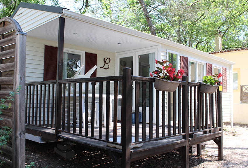 Mobile home Standard met terras. Mobile home op camping Le Parc in de Provence-Alpen-Côte d’Azur regio