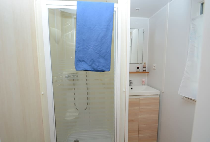 Mobile home accommodaties op camping Le Parc in de Provence-Alpen-Côte d’Azur regio. Badkamer met douche en wastafel van mobile home Standard.